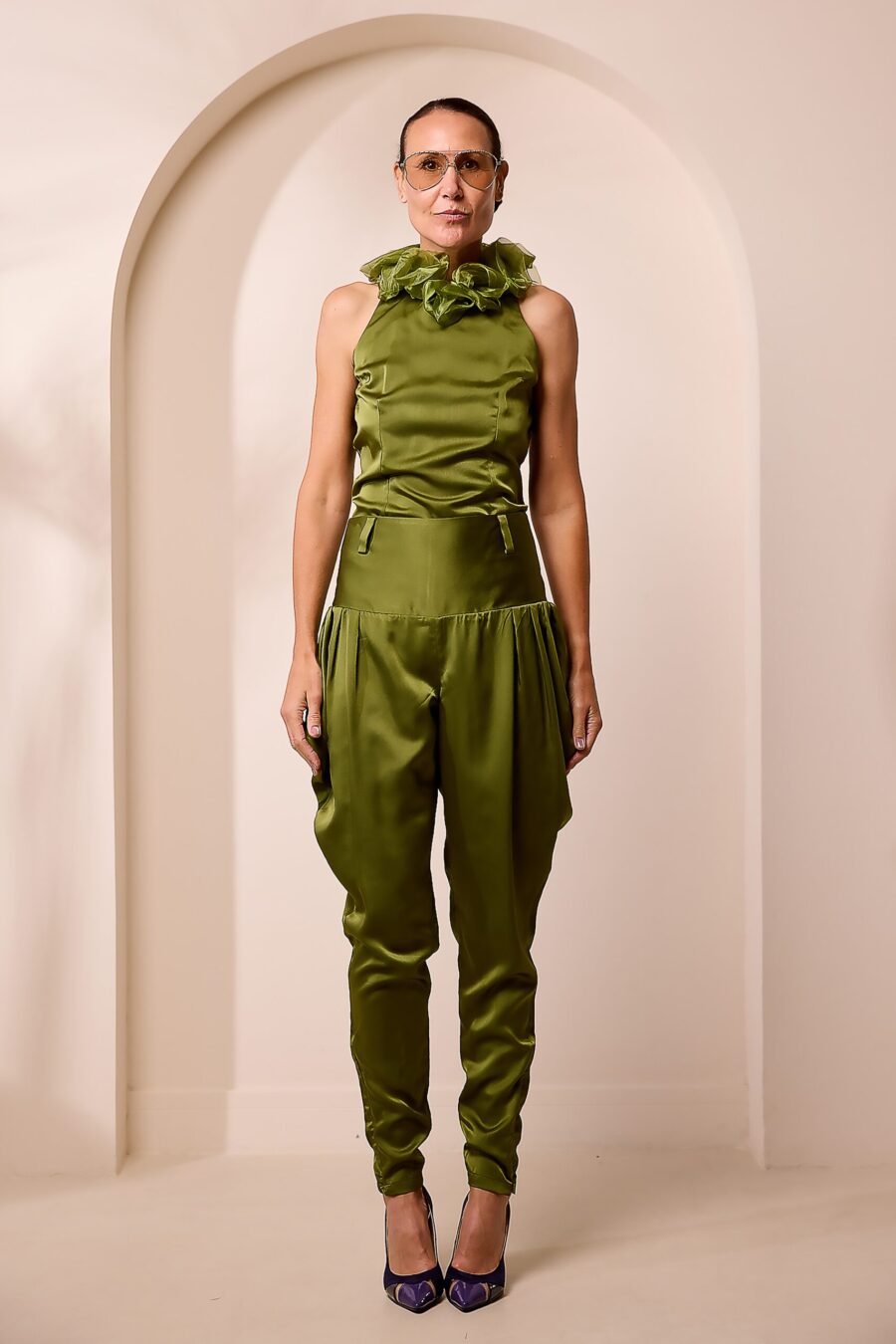 RUFFLE-NECK SLEVELESS TOP (One-To-One limited piece)